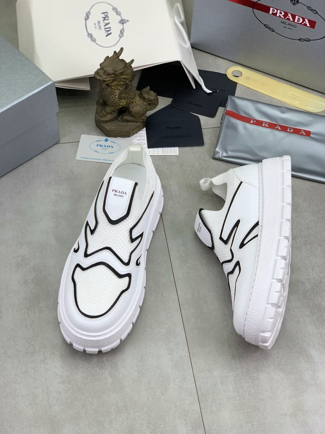 Men's shoes 💰P600💰 [New style] Flying weave series (summer must-have) is now available on the official website, 🆘 Trendy brand (Prada) mainly promotes popular models, avant-garde and versatile fashionable men's shoes, private version mold opening, cowhide surface splicing 1:1.. Fashionable and simple, original imported cowhide and cowhide leather feet; the atmosphere and personality are more fashionable, eye-catching and pursuing class. It will subvert the old idea and be a must-have for fashion trendsetters with you! Must keep it for yourself! High-end comfort and low-end, high-end quality workmanship. Size: 38-45 4️⃣colors available.
